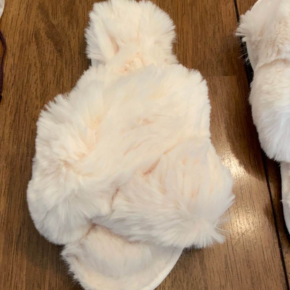 GREAT GIFT! 🎁 NWT FamiPort Fuzzy Cross Band Slippers - Picture 4 of 5